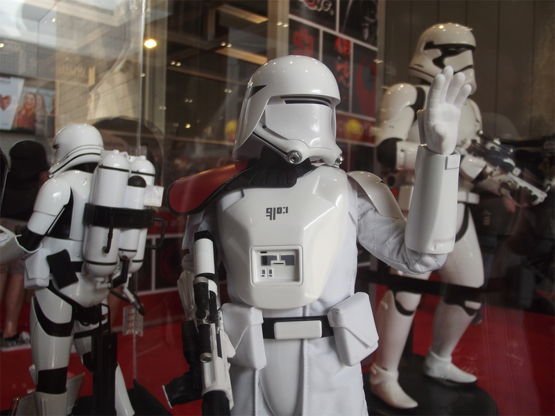 Illustration for article titled Getting Up Close With Hot Toys' Amazing The Force Awakens Figures
